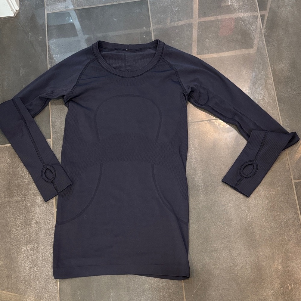 Lululemon size 4 athletic long sleeve shirt